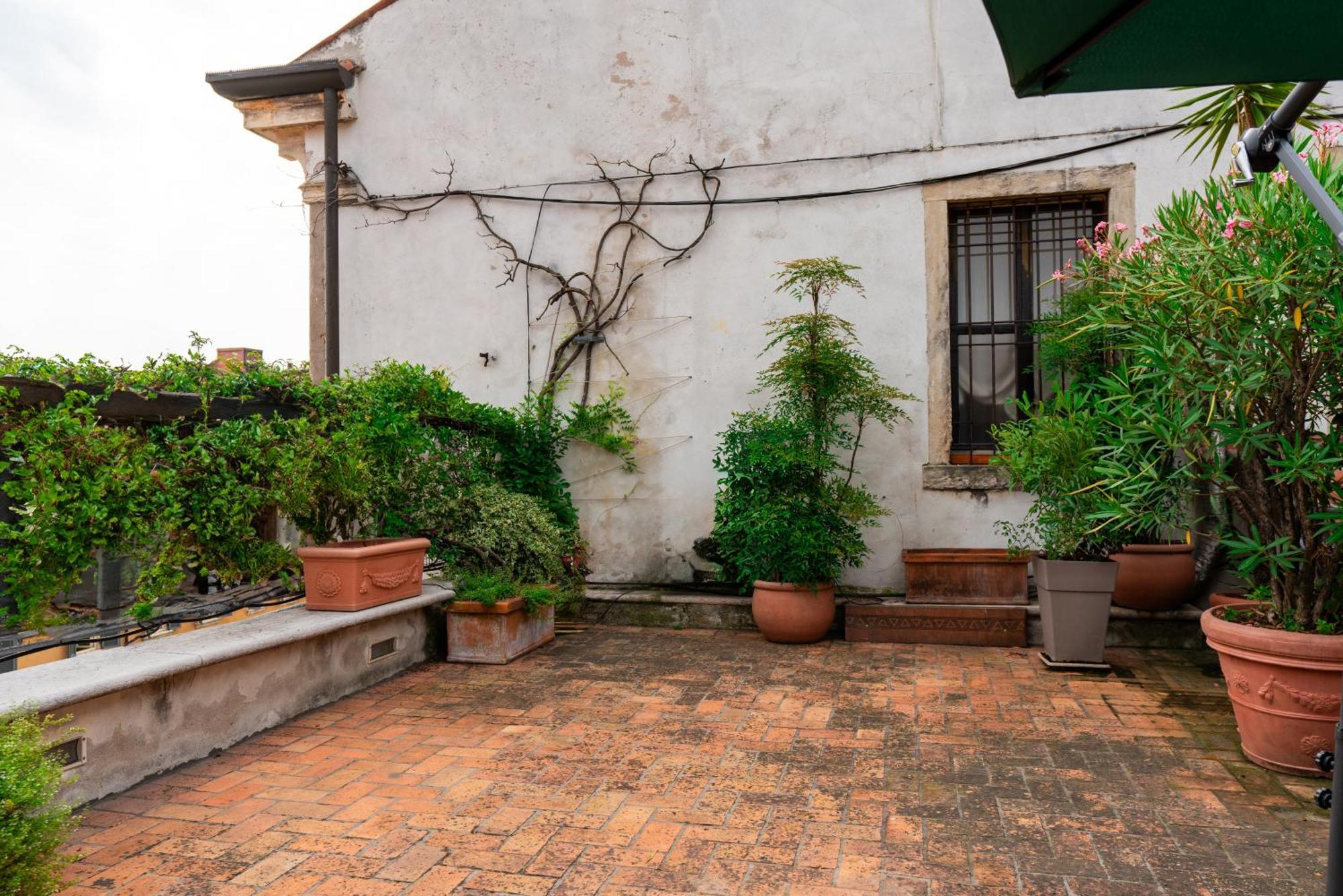 Ferienwohnung Terrazza Garibaldi By Postcardsfrom Verona Exterior foto