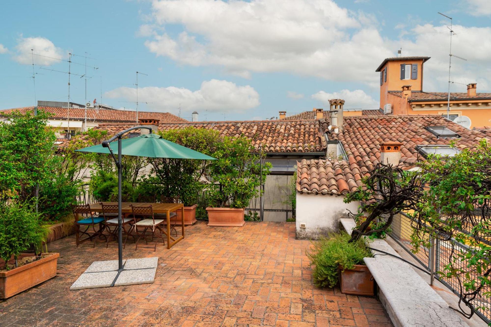 Ferienwohnung Terrazza Garibaldi By Postcardsfrom Verona Exterior foto