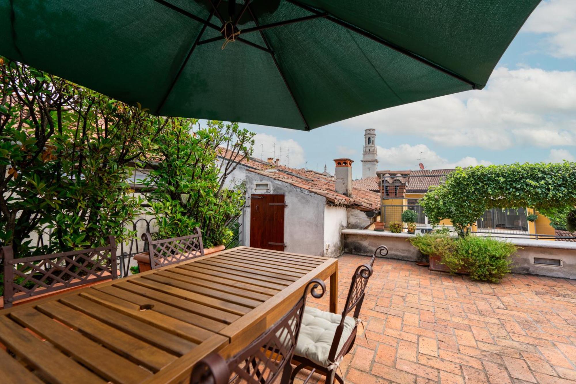 Ferienwohnung Terrazza Garibaldi By Postcardsfrom Verona Exterior foto