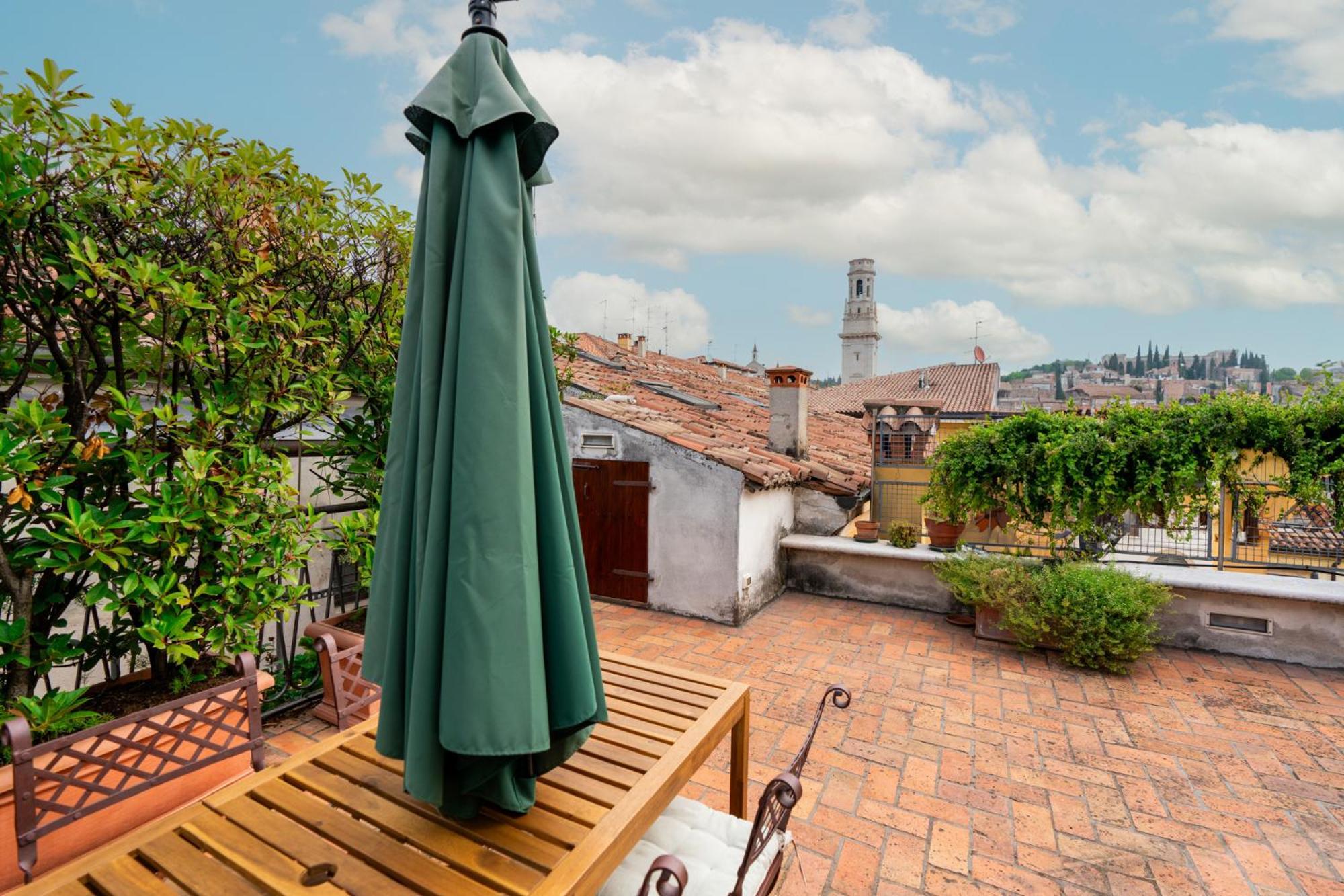 Ferienwohnung Terrazza Garibaldi By Postcardsfrom Verona Exterior foto