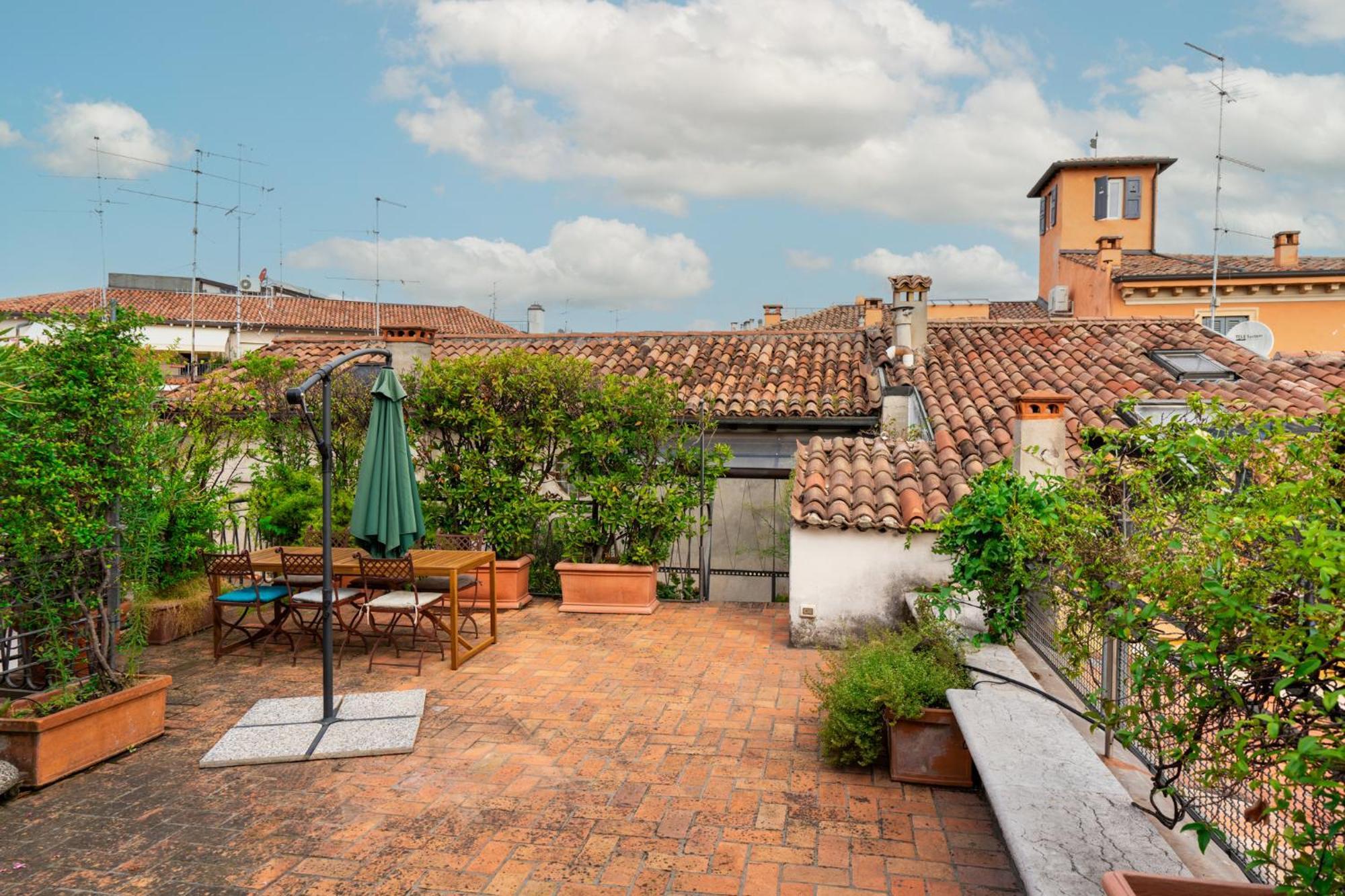 Ferienwohnung Terrazza Garibaldi By Postcardsfrom Verona Exterior foto